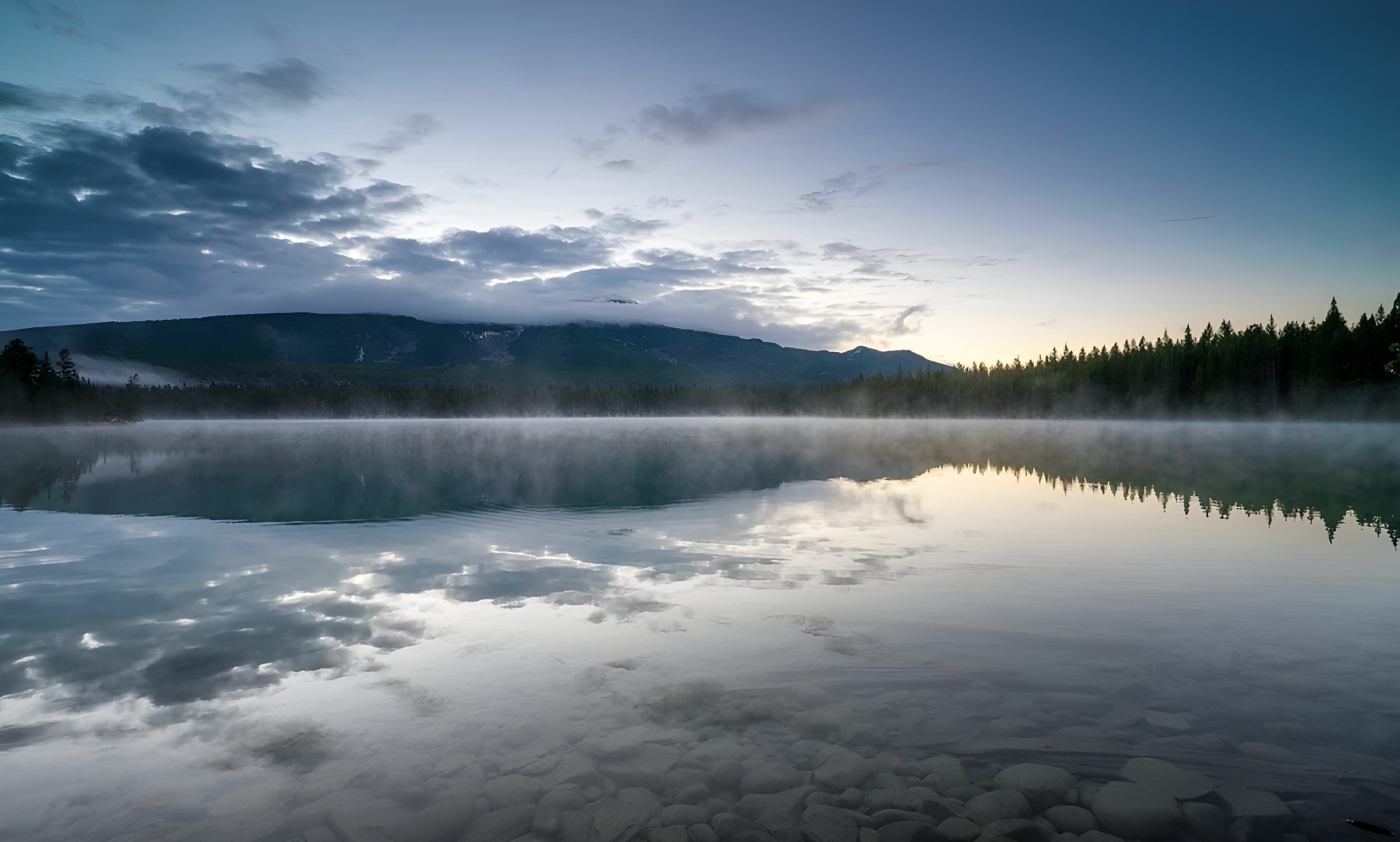 See im Morgenlicht mit Nebel